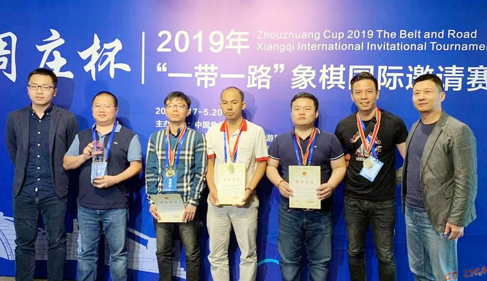 Bốn thành viên đội tuyển cờ tướng Việt Nam (bìa trái) đánh bại Trung Quốc để giành ngôi vô địch
